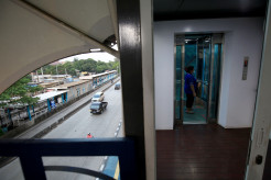 Pengoperasian Lift di JPO Jembatan Gantung