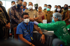 Sempat Terpapar Covid-19, Sandiaga Uno Terima Vaksin Tahap Pertama