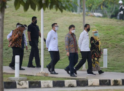 Ridwan Kamil Dampingi Jokowi Tinjau Vaksin Massal di Depok