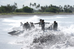 Begini Ketangguhan Prajurit Marinir Indonesia-Amerika saat Latihan Tembus Gelombang