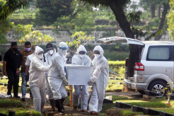 Suasana Haru Iringi Pemakaman Aktris Jane Shalimar di TPU Jeruk Purut