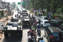 Panser TNI Masih Sekat Jalan Lenteng Agung