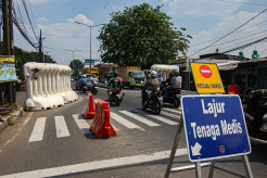 Tanpa Penjagaan, Pengendara Terobos Pos Penyekatan Jalan Raya Bogor
