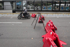 Jelang Berakhirnya Masa PPKM Level 4, Pengendara Terobos Penyekatan Sudirman