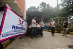 Partai Perindo Bagikan Bantuan Paket Sembako di Rusunawa Pengadegan