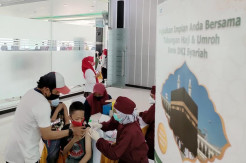 Warga Jakarta Ikuti Vaksinasi di Mobil Vaksin Keliling