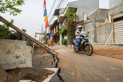 Pipa Air Aetra Bocor, Jalan di Permukiman Warga di Ciracas Retak