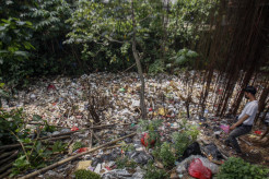 Lautan Sampah di Aliran Sungai Kali Baru Bogor
