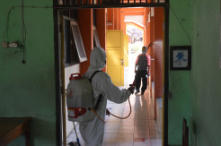 Jelang PTM, SMPN 27 Semarang Terjunkan Brimob Semprotkan Disinfektan