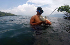 Pemanah Ikan di Danau Singkarak