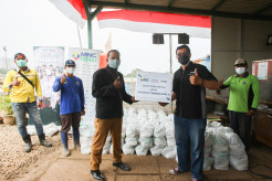 MNC Peduli Bagikan Paket Sembako untuk Petugas Pemakaman di TPU Rorotan