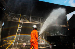 Gudang Kayu di Cilangkap Terbakar, Damkar Jaktim Kerahkan 16 Unit Mobil Pompa