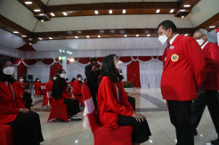 Untag Surabaya Kukuhkan 2.999 Mahasiswa Baru