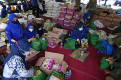 Penyaluran Bantuan Paket Sembako di Surabaya