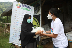 Berbagi Sesama, MNC Peduli Salurkan Sembako ke Warga Cisadon di Bogor