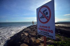 Sering Menelan Korban, Larangan Berenang di Pantai Padang Diterapkan