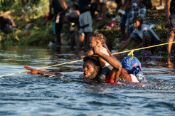 Bertaruh Nyawa, Imigran Haiti Melintasi Sungai Rio Grande Hanya dengan Seutas Tali