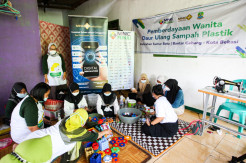 Tingkatkan Kesejahteraan, MNC Peduli dan MNC Sekuritas Dukung Warga Sumur Batu Olah Sampah Plastik
