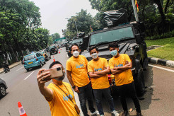 Barisan Alutsista di Depan Istana Merdeka Dimanfaatkan Warga untuk Berfoto