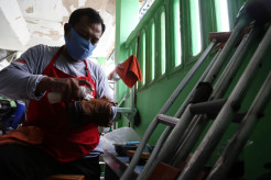 Beda Tapi Bisa, Penyandang Disabilitas Kini Bisa Layani Cuci Sepatu, Tas, Hingga Helm