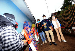 Shalawat Nabi dan Kentongan sambut Menteri Sandiaga Uno di Desa Wisata Saung Ciburial
