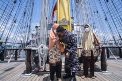 Tiba di Cilacap, Komandan KRI Bima Suci Langsung Cium Tangan Orang Tua