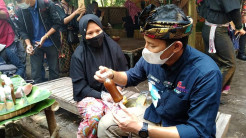 Menteri Sandiaga Uno Dukung Penjual Jamu dengan Alat Pemarut, Proses Produktif, Ekonomi Kuat, Indonesia Bangkit