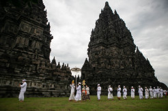 Umat Hindu Gelar Upacara Abhiseka di Candi Prambanan