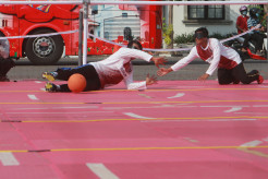 Serunya Penyandang Tunanetra Bermain Sepak Bola di Semarang