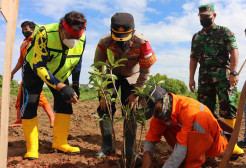 Peduli Lingkungan Lewat Gowes dan Tanam 500 Bibit Buah Langka Nusantara