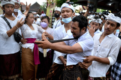 Mengintip Tradisi Ngerebong, Ritual Kesurupan Massal di Bali