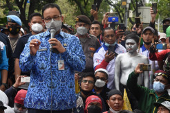 Berseragam Korpri, Anies Baswedan Temui Peserta Aksi Buruh di Balai Kota