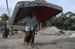 Warga Mengungsi Akibat Kepungan Abu Vulkanik Gunung Semeru
