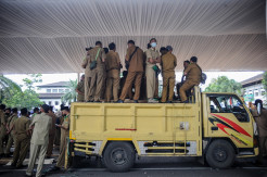 Tuntut Kenaikan Tunjangan, Perangkat Desa Gelar Aksi di Gedung Sate