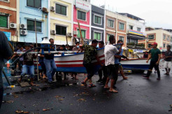 Dampak Ombak Tinggi di Perairan Manado