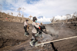 Tak Kenal Lelah, Petugas SAR Gabungan Terus Lakukan Pencarian Korban Erupsi Semeru