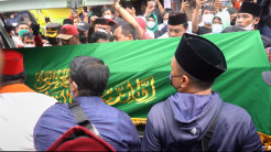 Tiba di Rumah Duka, Jenazah Haji Lulung Disambut Ratusan Pelayat