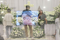Suasana Haru Iringi Upacara Tutup Peti Selebgram Laura Anna