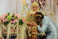 Potret Bahagia Atta Halilintar Cium Perut Aurel di Prosesi 7 Bulanan