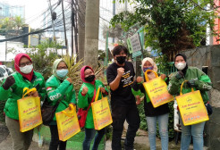 Peringati Momen Spesial Hari Ibu, Air Mancur Bagikan 200 Hadiah kepada Lady Jek