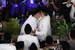Momen Hangat Said Aqil Siradj Beri Ucapan Selamat kepada Ketum PBNU Terpilih Yahya Cholil Staquf
