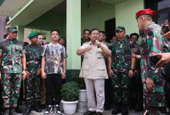 Prabowo Bareng Gibran Serahkan Motor dan Alkom ke Babinsa di Solo