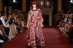 Koleksi Busana Benang Jarum Melenggang di London Fashion Week 2023