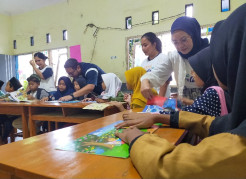 Berkarya Bercerita: ERHA Ultimate Volunteer Dorong Peningkatan Kualitas Pendidikan Anak Pemulung di Bantar Gebang