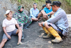 Potret Kebersamaan Satgas TMMD Bersama Warga Desa Watuduwur