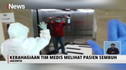 Pasien COVID-19 yang Sembuh Diantar Tim Medis hingga Batas Akhir