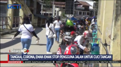 Emak-emak Hentikan Pengguna Jalan untuk Cuci Tangan dan Pakai Masker