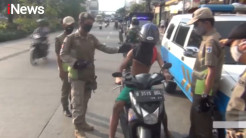 Takut Kena Razia PSBB, Pemotor Ini Jadikan Baju Sebagai Masker