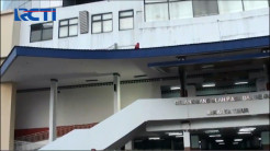 Takut di Rapid Tes, Seorang Wanita PMKS Nekat Naik ke Atap GOR Ciracas