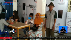 Kakek Belikan Ponsel Pintar untuk Sang Cucu Belajar Online dengan Koin Sekarung